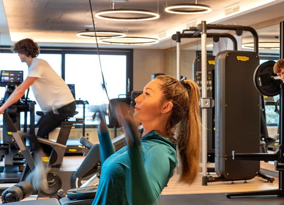 Workout im modernen Fitnessstudio