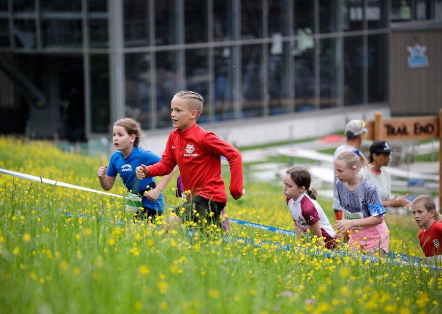 Kinder nehmen teil beim Kids Trail beim Hochkönigman Trailrunning Event