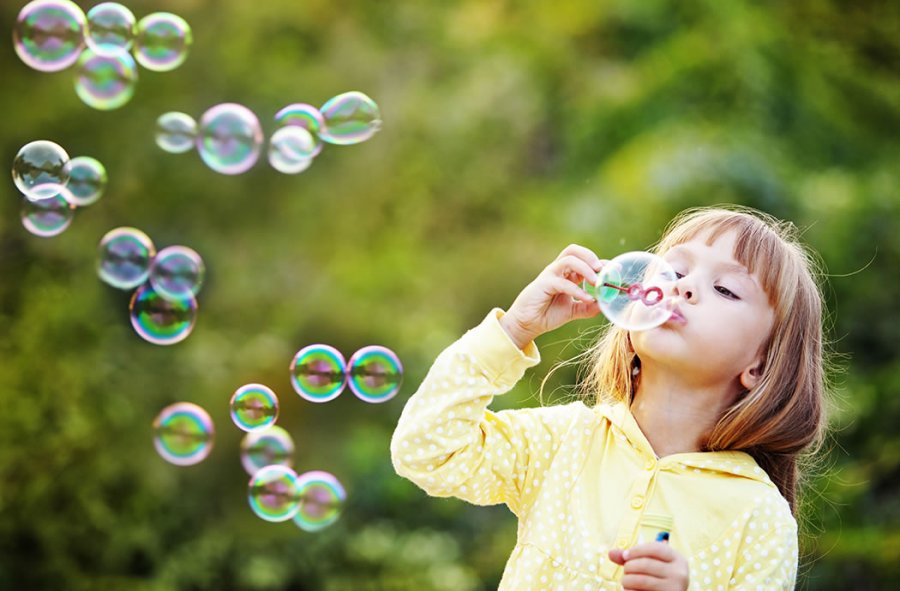 Kind mit Seifenblasen beim Kinderprogramm von St. Johann in Salzburg