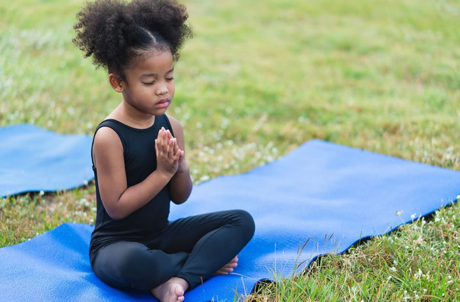 Kinderyoga beim Kinderprogramm von St. Johann in Salzburg